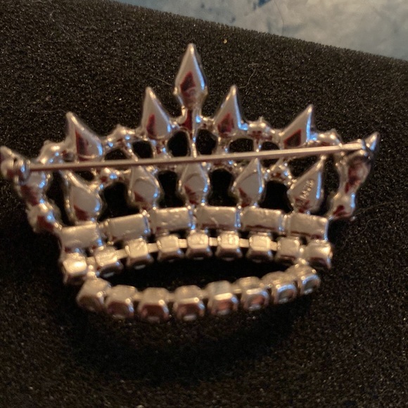 B. David crown brooch signed Brooch Faux Pearls, Rhinstones, Aurora Borealis - Picture 5 of 5